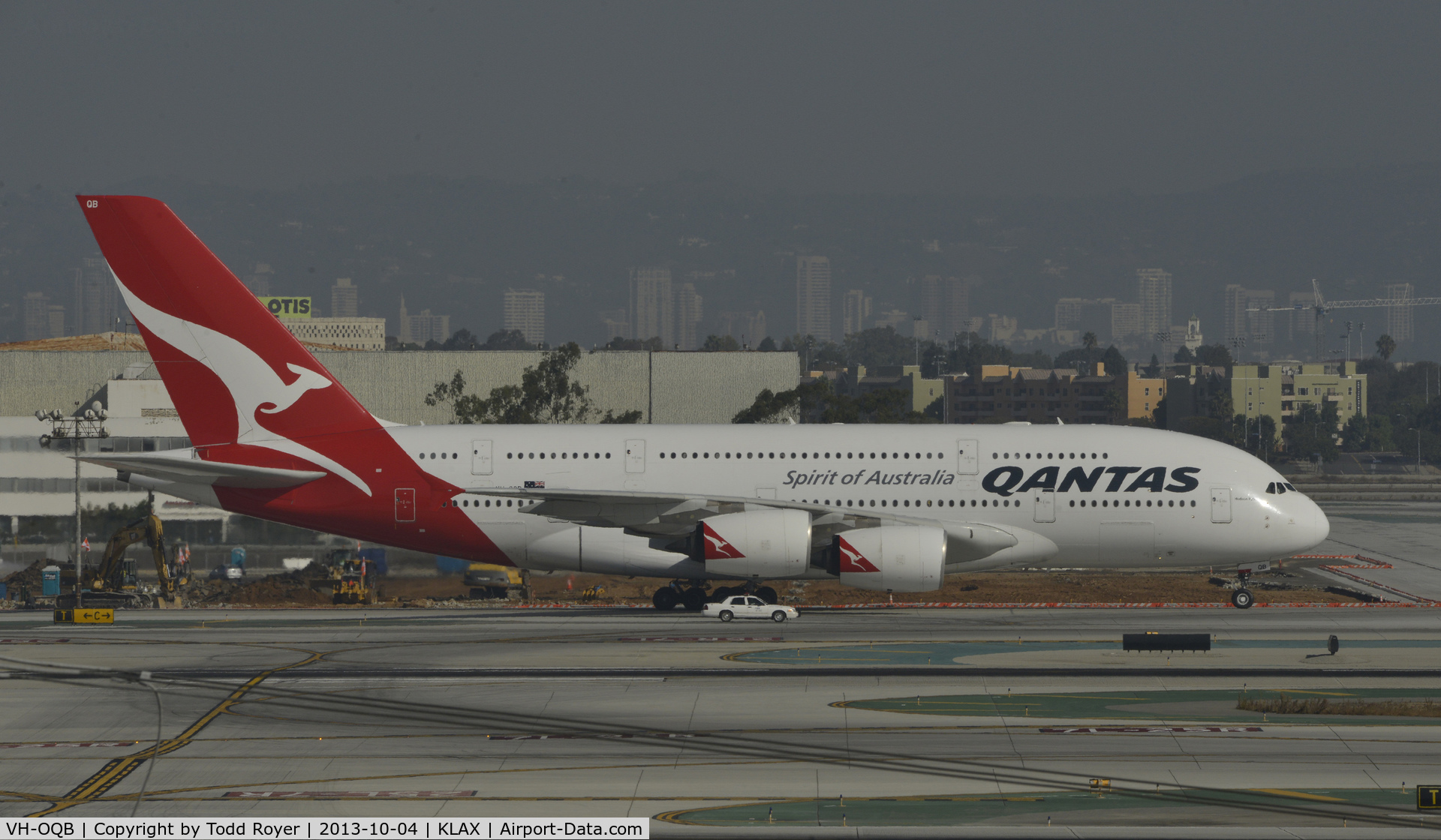 VH-OQB, 2008 Airbus A380-842 C/N 015, Taxiing to gate at LAX