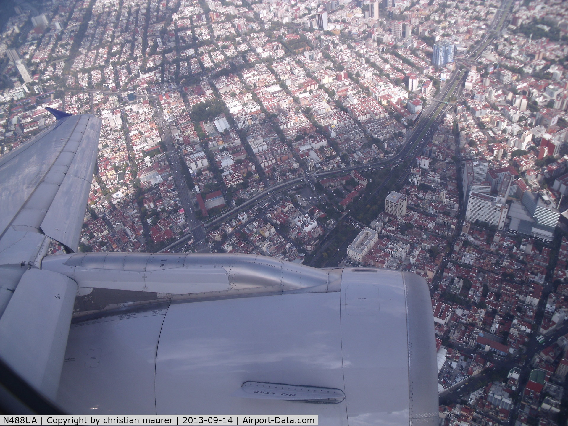 N488UA, 2001 Airbus A320-232 C/N 1680, a320 wingtip over mexico city