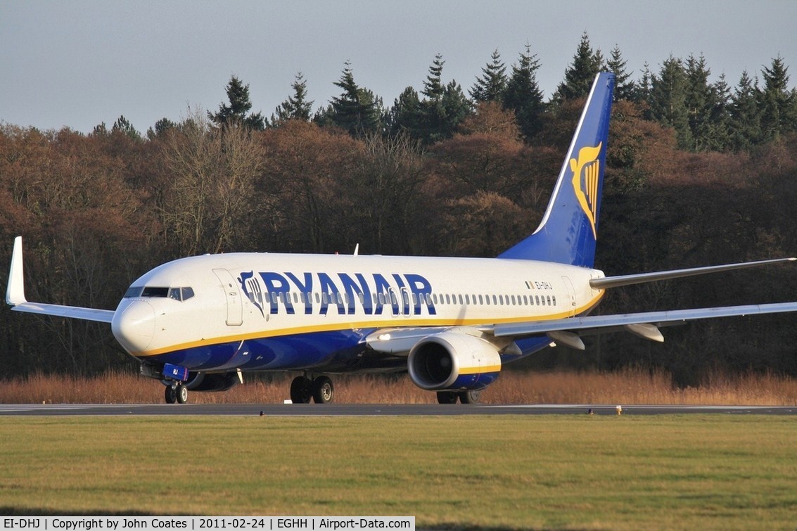 EI-DHJ, 2005 Boeing 737-8AS C/N 33819, Lining up to depart 26