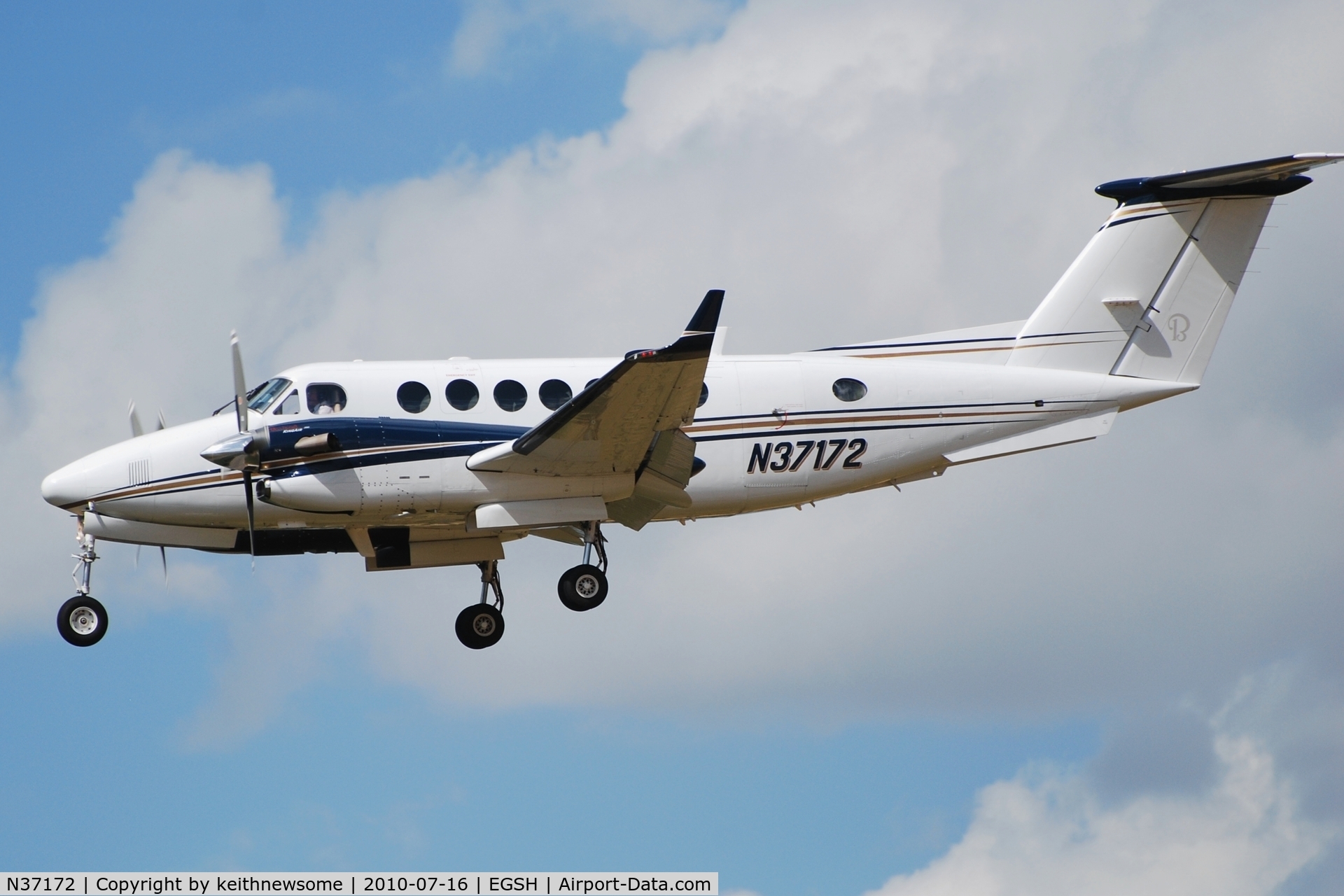 N37172, 2006 Raytheon Aircraft Company B300 King Air 350 C/N FL-472, Arriving in July sunshine !