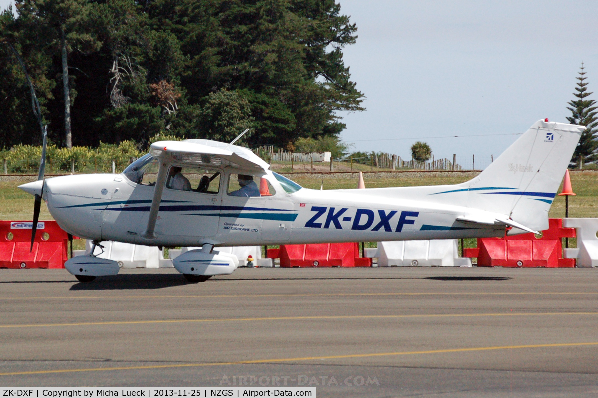 ZK-DXF, Cessna 172M C/N 17265782, At Gisborne