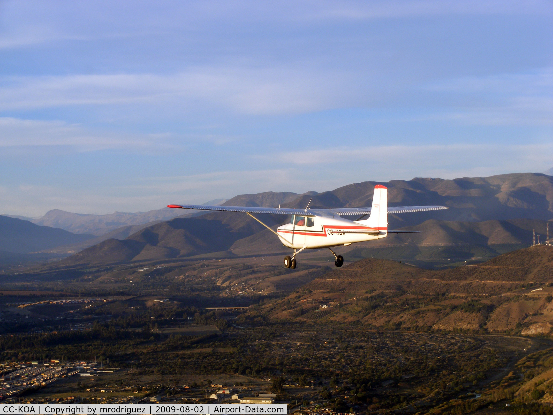 CC-KOA, 1956 Cessna 172 C/N 28424, C.172 sobrevolando la ciudad de Ovalle