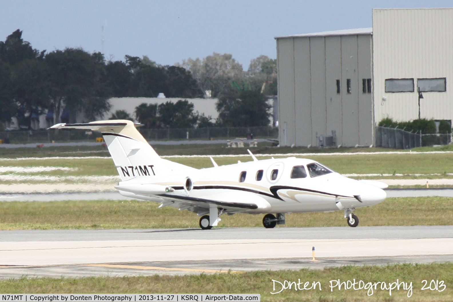 N71MT, 2007 Eclipse Aviation Corp EA500 C/N 000069, Eclipse 500 (N71MT) taxis at Sarasota-Bradenton International Airport