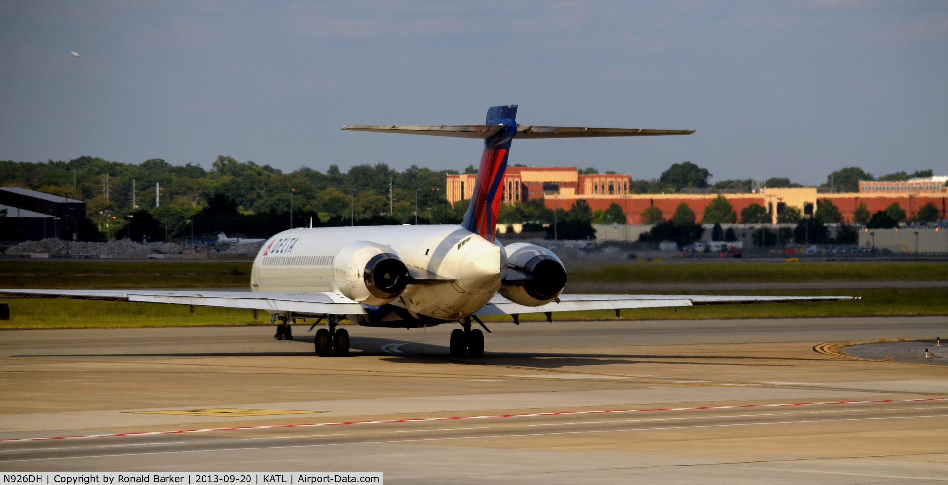 N926DH, 1998 McDonnell Douglas MD-90-30 C/N 53588, Taxi Atlanta
