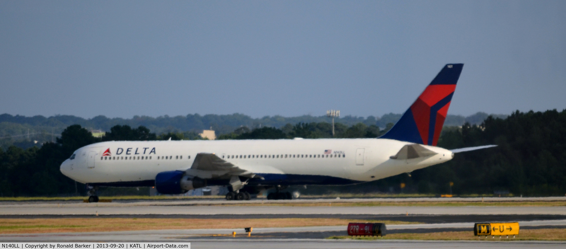 N140LL, 1993 Boeing 767-332 C/N 25988, Landing Atlanta