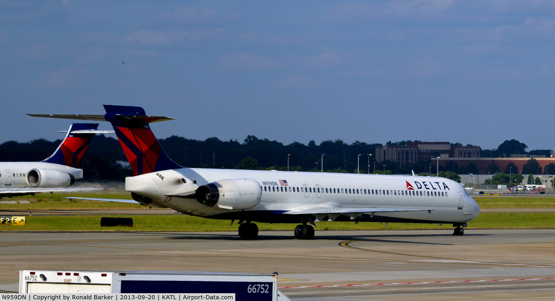 N959DN, McDonnell Douglas MD-90-30 C/N 53529, Taxi Atlanta
