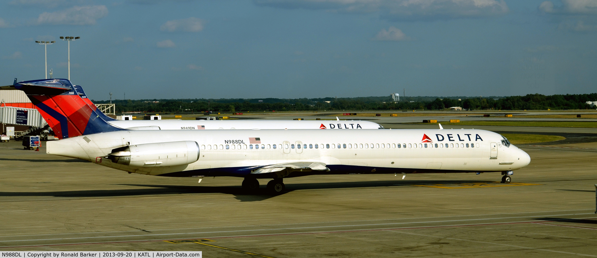 N988DL, 1991 McDonnell Douglas MD-88 C/N 53339, Taxi Atlanta