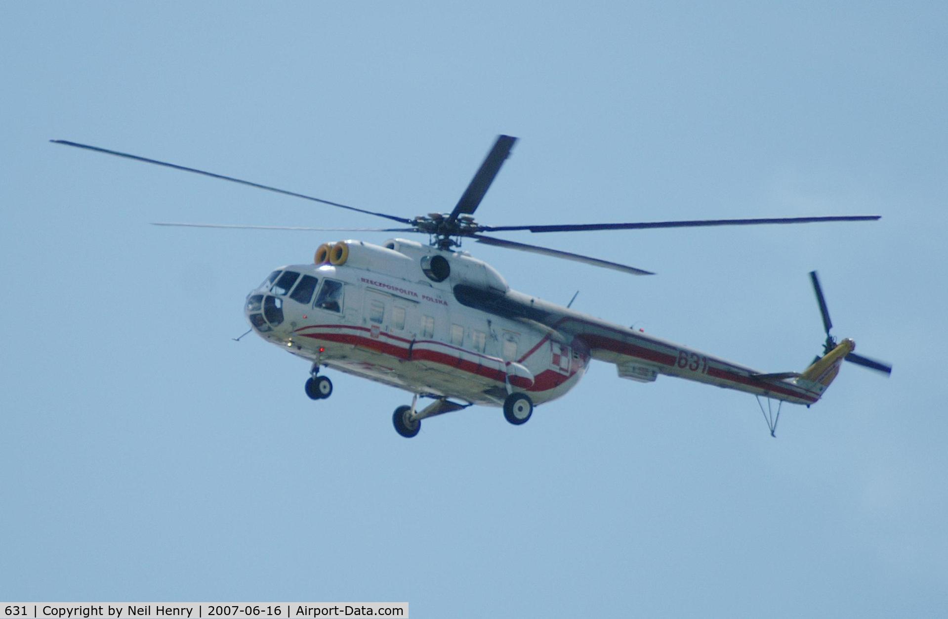 631, Mil Mi-8S Hip C/N 10631, Helicopter hovering over Wavel Castle, Krakow, Poland