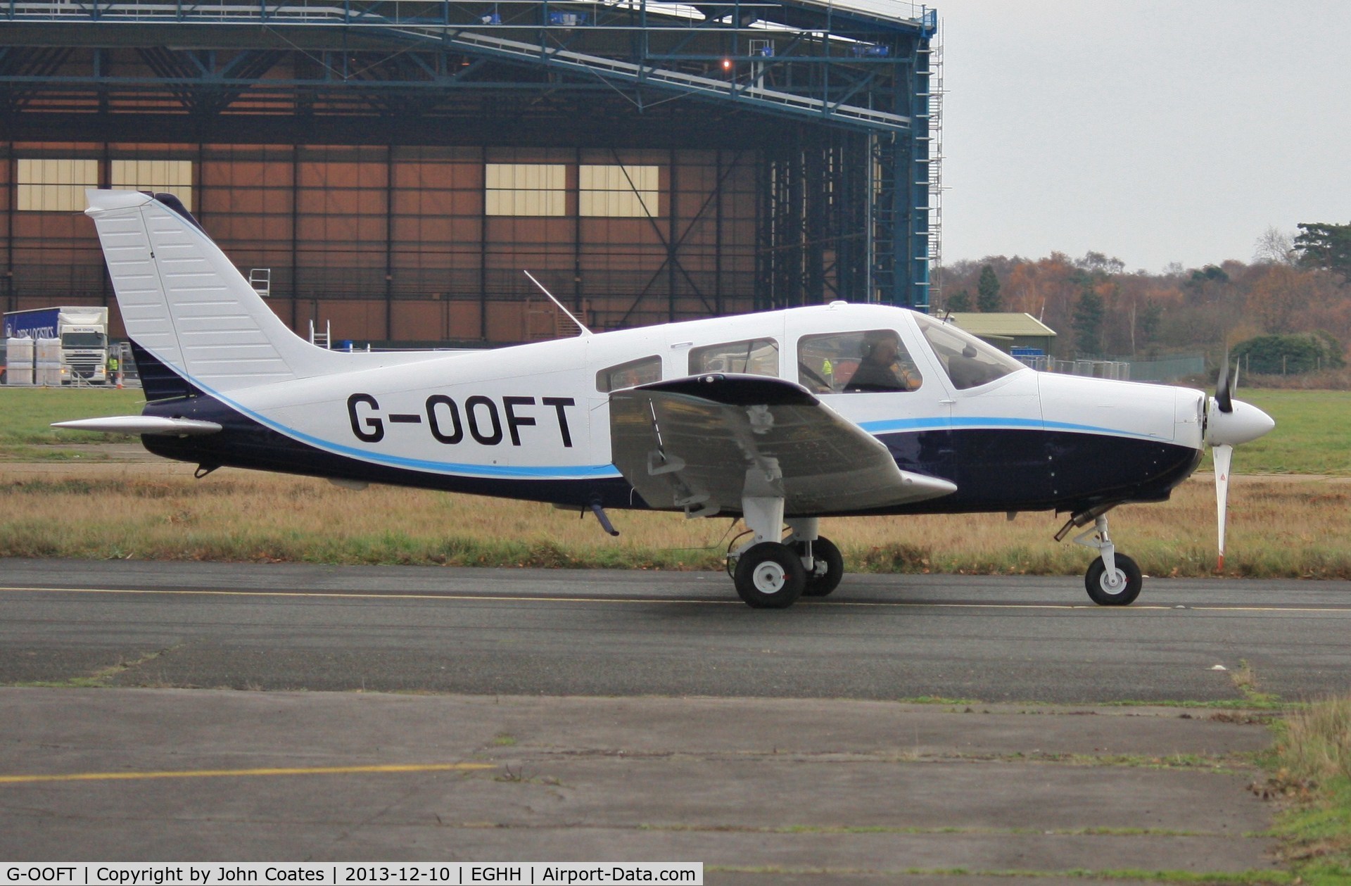 G-OOFT, 2000 Piper PA-28-161 C/N 2842083, Taxiing to Worldwide Aviation.