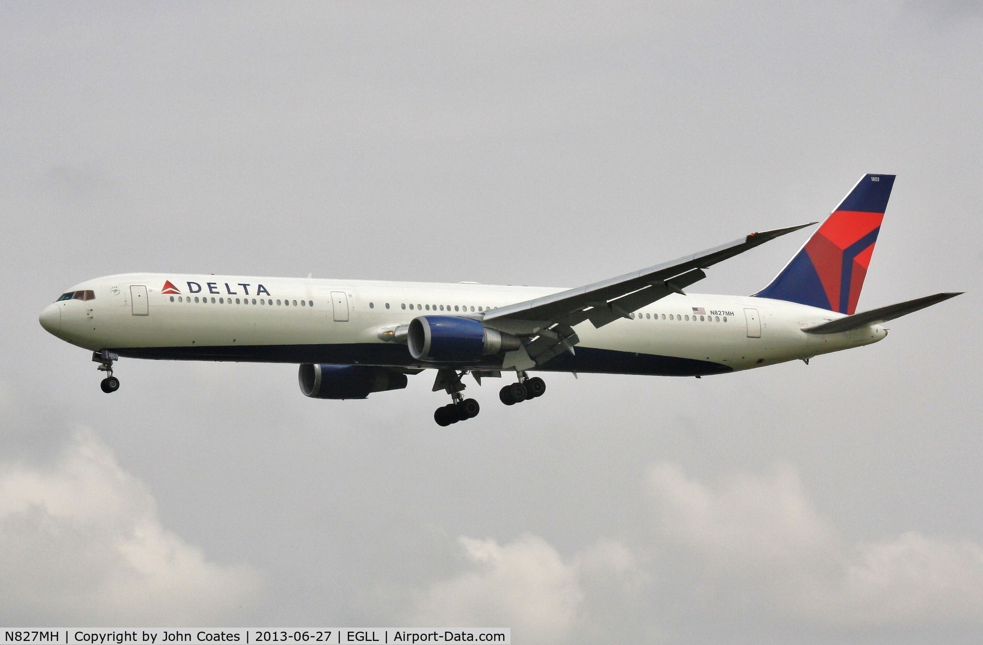 N827MH, 2001 Boeing 767-432/ER C/N 29705, On approach to 27L