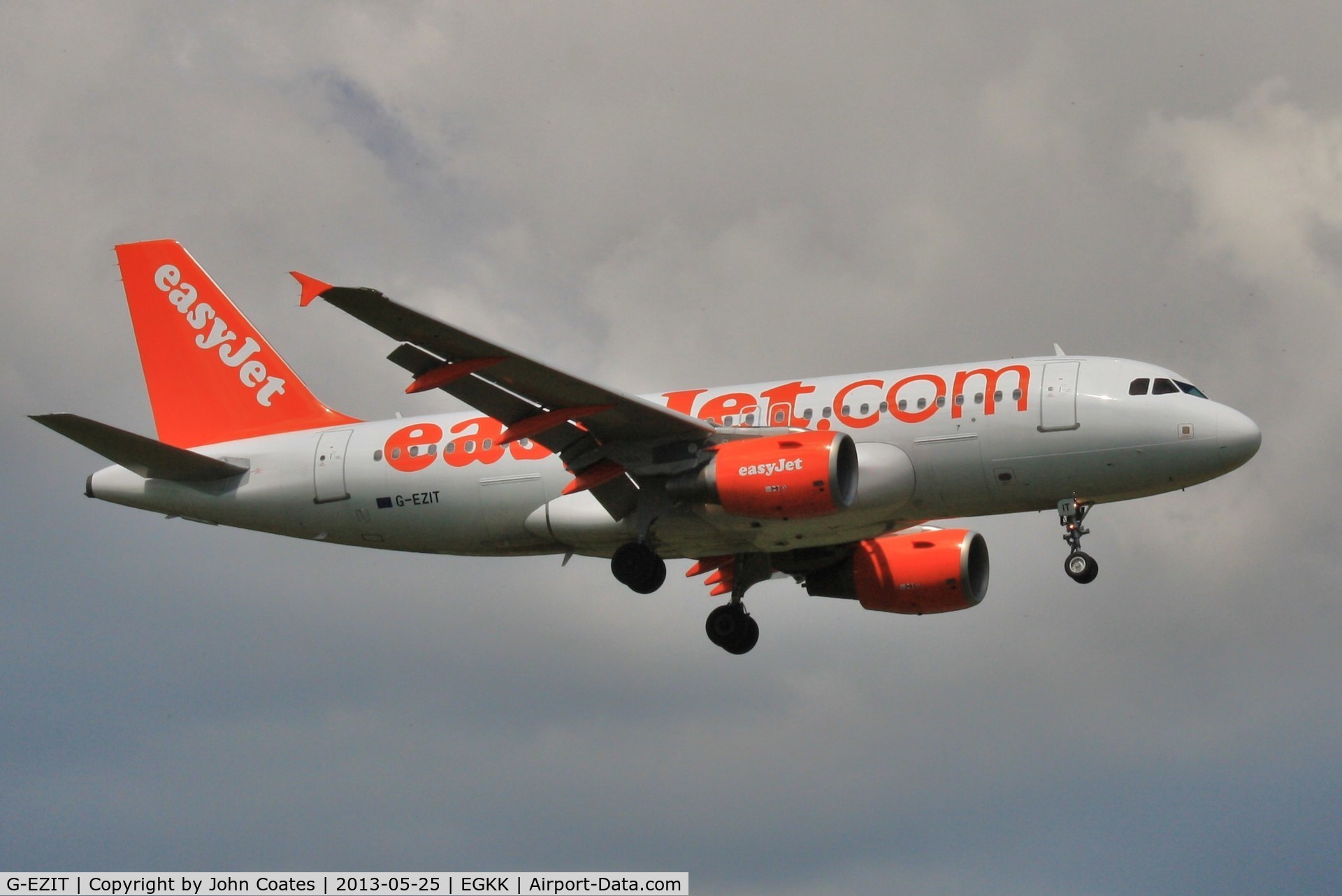 G-EZIT, 2005 Airbus A319-111 C/N 2538, Short finals to 08R