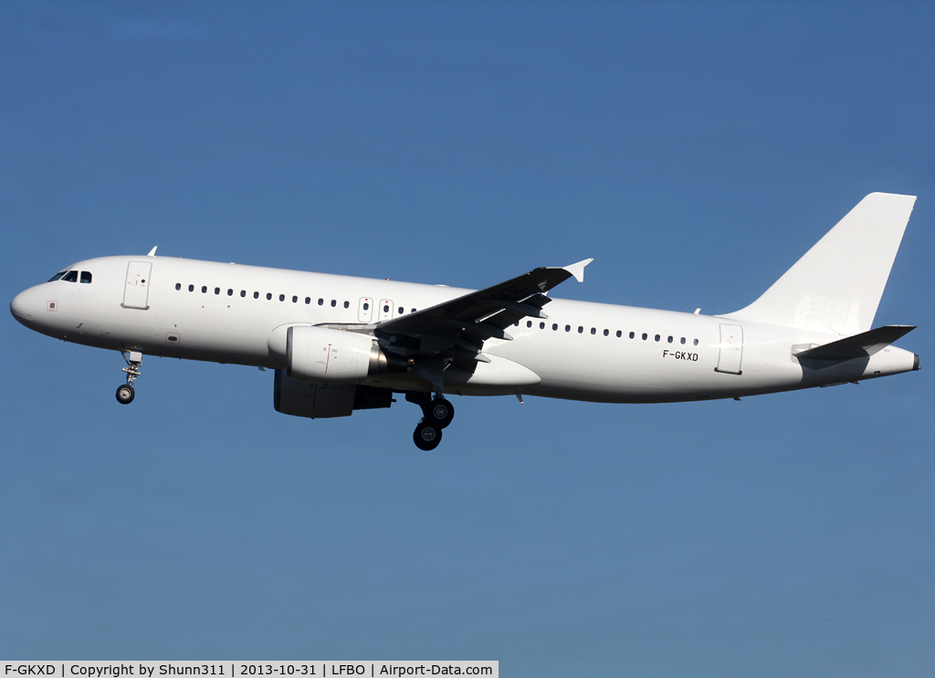 F-GKXD, 2002 Airbus A320-214 C/N 1873, Landing rwy 32L in all white c/s due to return to lessor