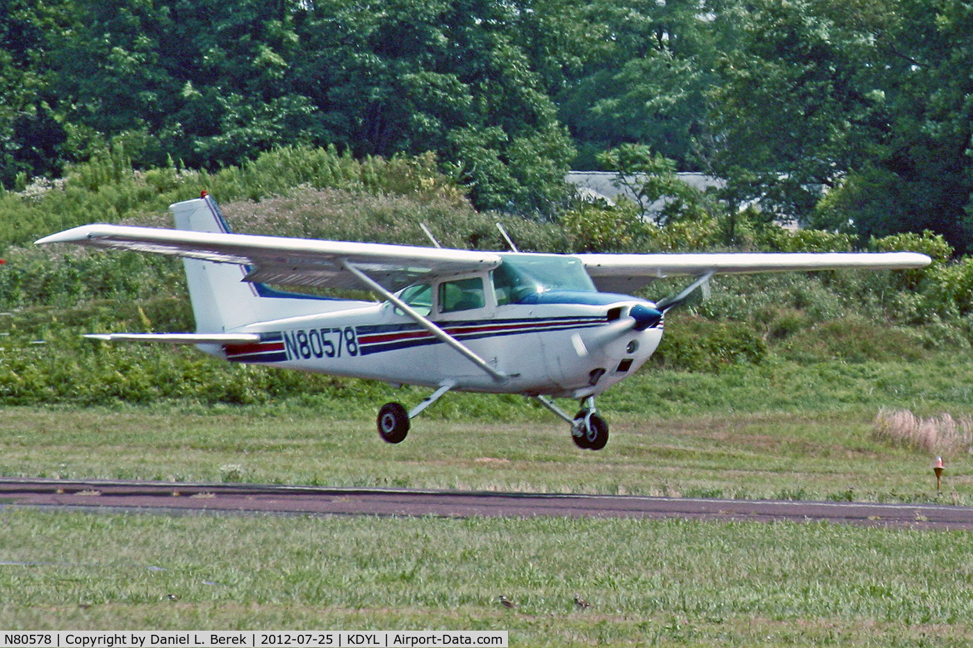N80578, 1976 Cessna 172M C/N 17266657, A Skyhawk comes in for a landing.