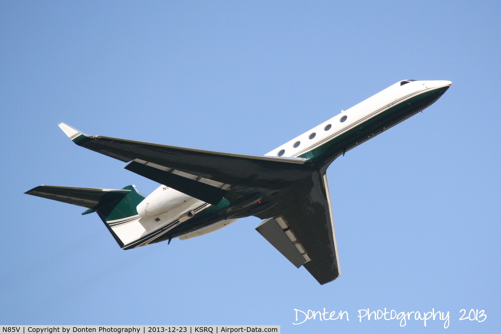 N85V, 2000 Gulfstream Aerospace G-V C/N 595, Gulfstream V (N85V) departs Sarasota-Bradenton International Airport