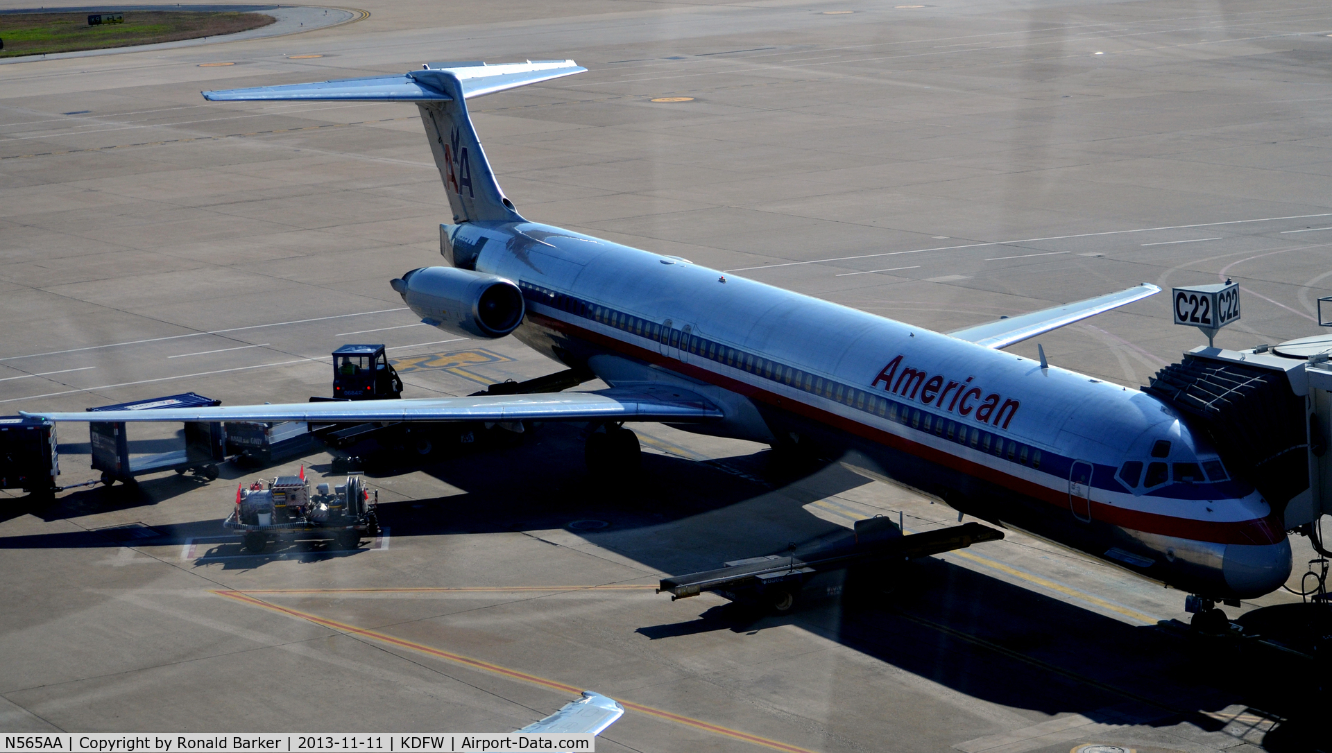 N565AA, 1987 McDonnell Douglas MD-83 (DC-9-83) C/N 49347, Gate C22 DFW