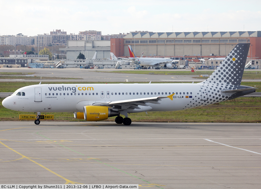 EC-LLM, 2011 Airbus A320-214 C/N 4681, Taxiing for departure...
