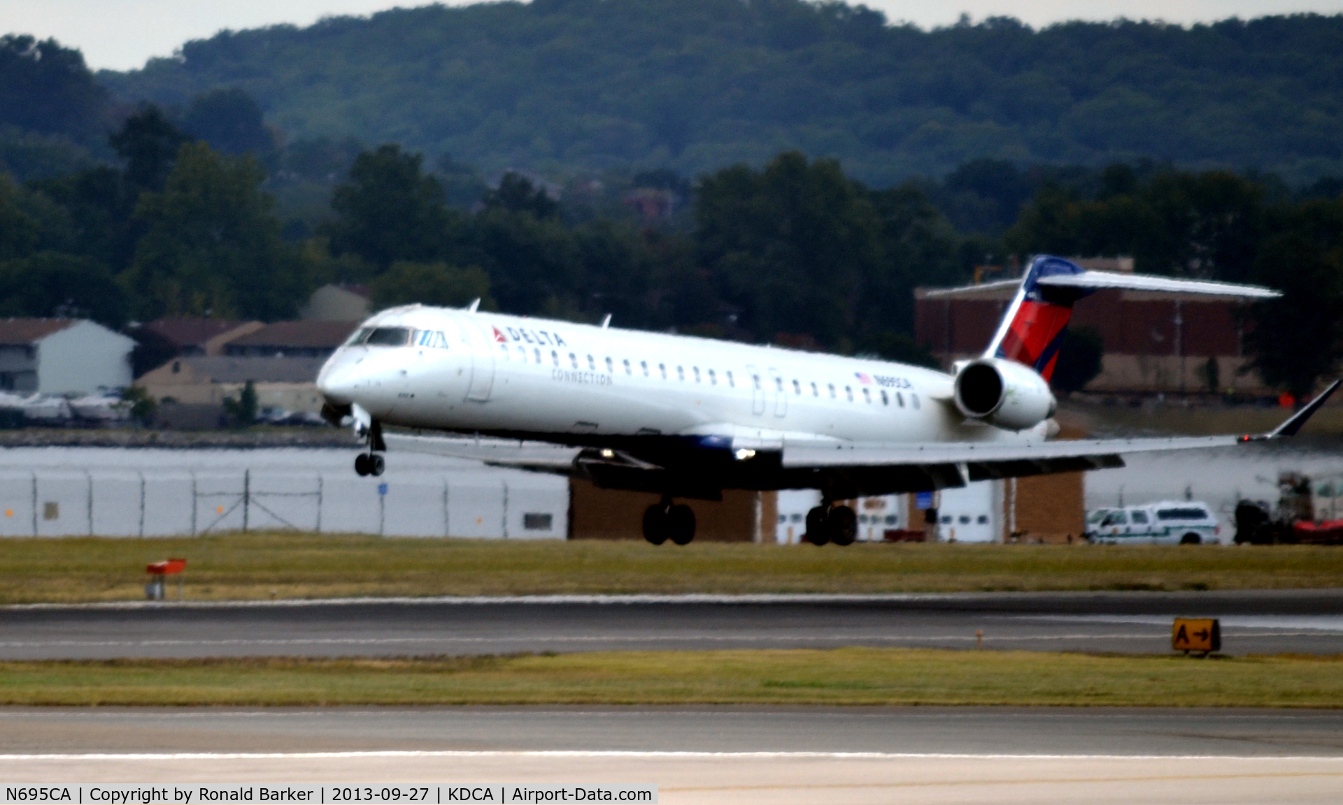 N695CA, 2006 Bombardier CRJ-900ER (CL-600-2D24) C/N 15097, Landing DCA