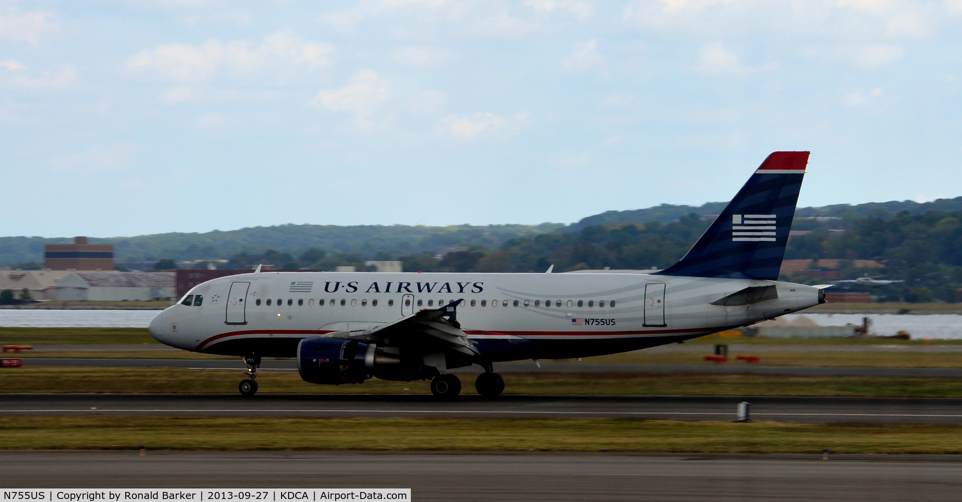 N755US, 2000 Airbus A319-112 C/N 1331, Landing roll DCA