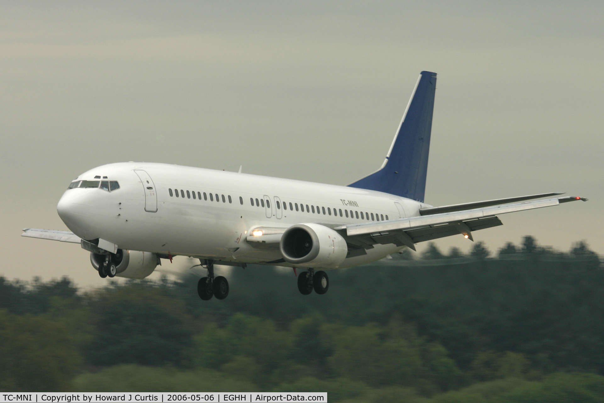 TC-MNI, 1989 Boeing 737-4K5 C/N 24128, On approach to runway 26.