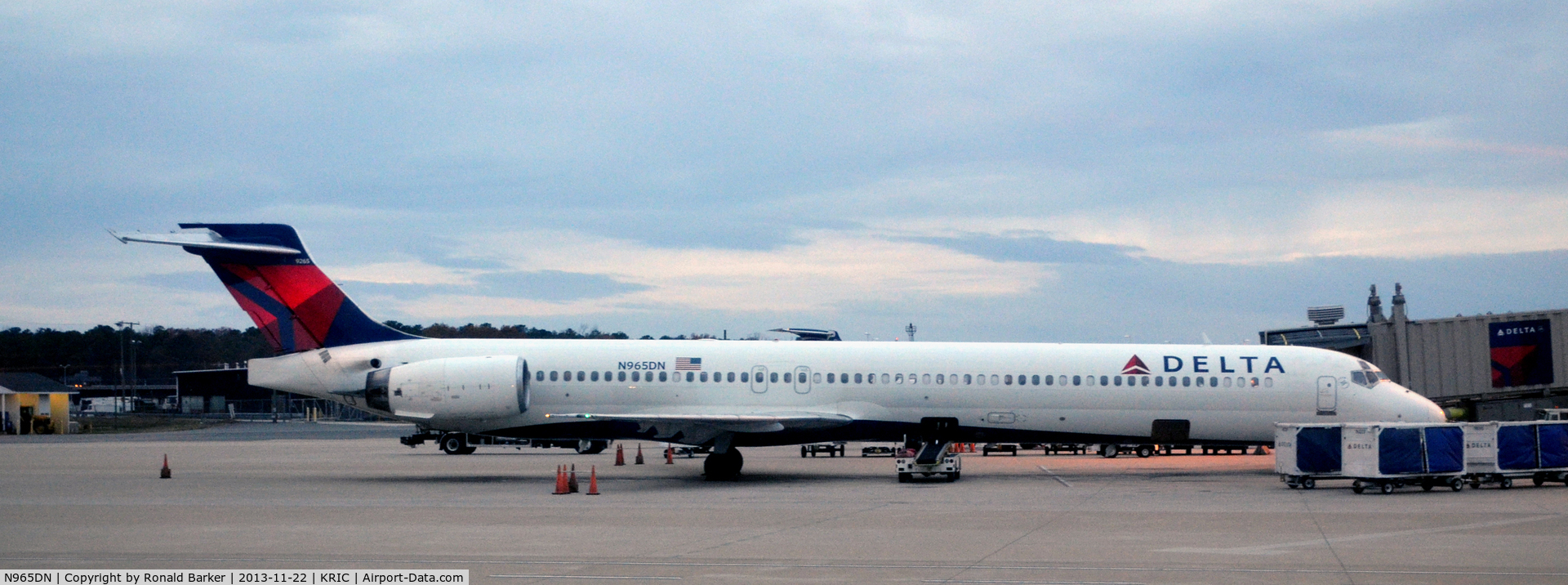 N965DN, 2001 McDonnell Douglas MD-90-30 C/N 60002, At the gate RIC