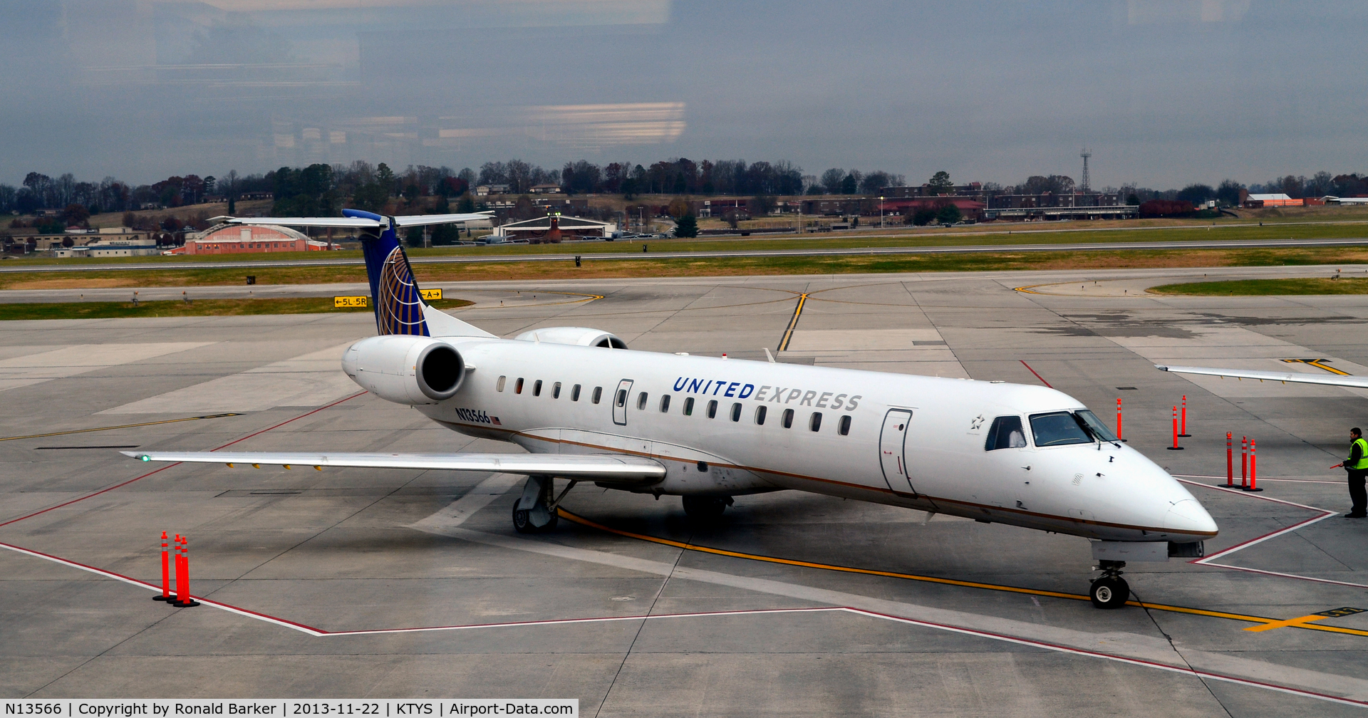 N13566, 2002 Embraer ERJ-145LR (EMB-145LR) C/N 145622, Gate 7 TYS