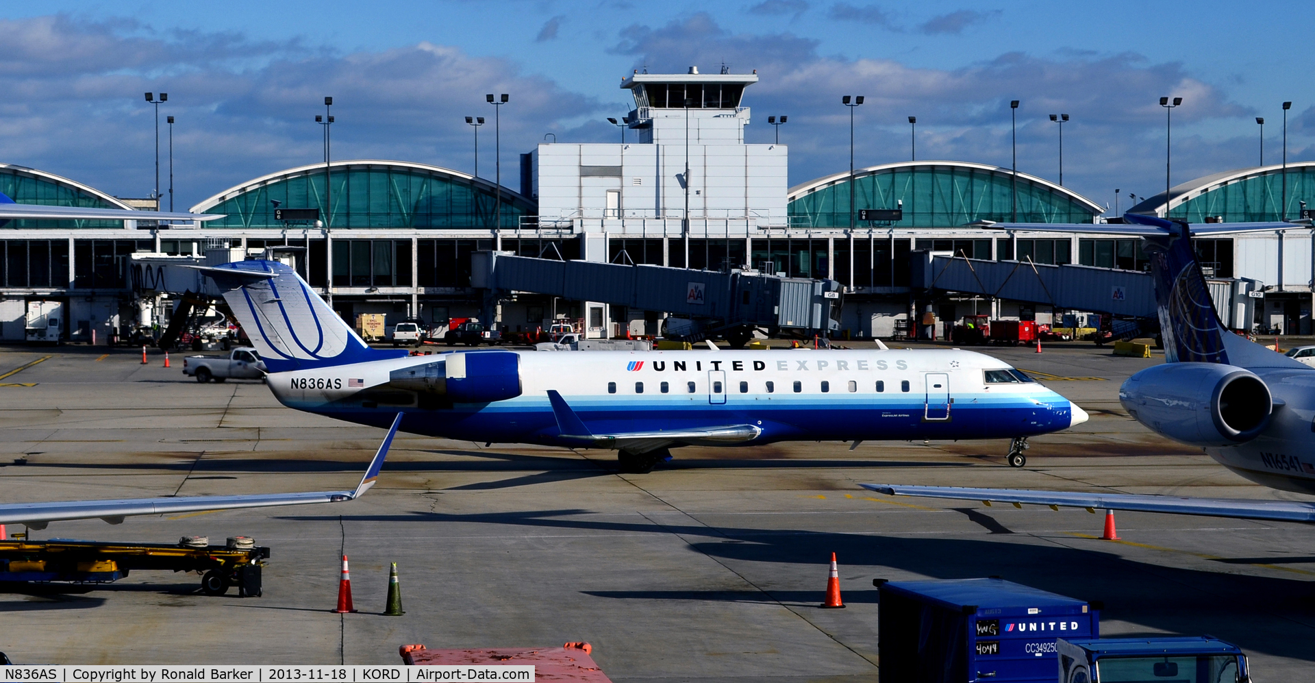 N836AS, 1998 Bombardier CRJ-200ER (CL-600-2B19) C/N 7263, Taxi ORD