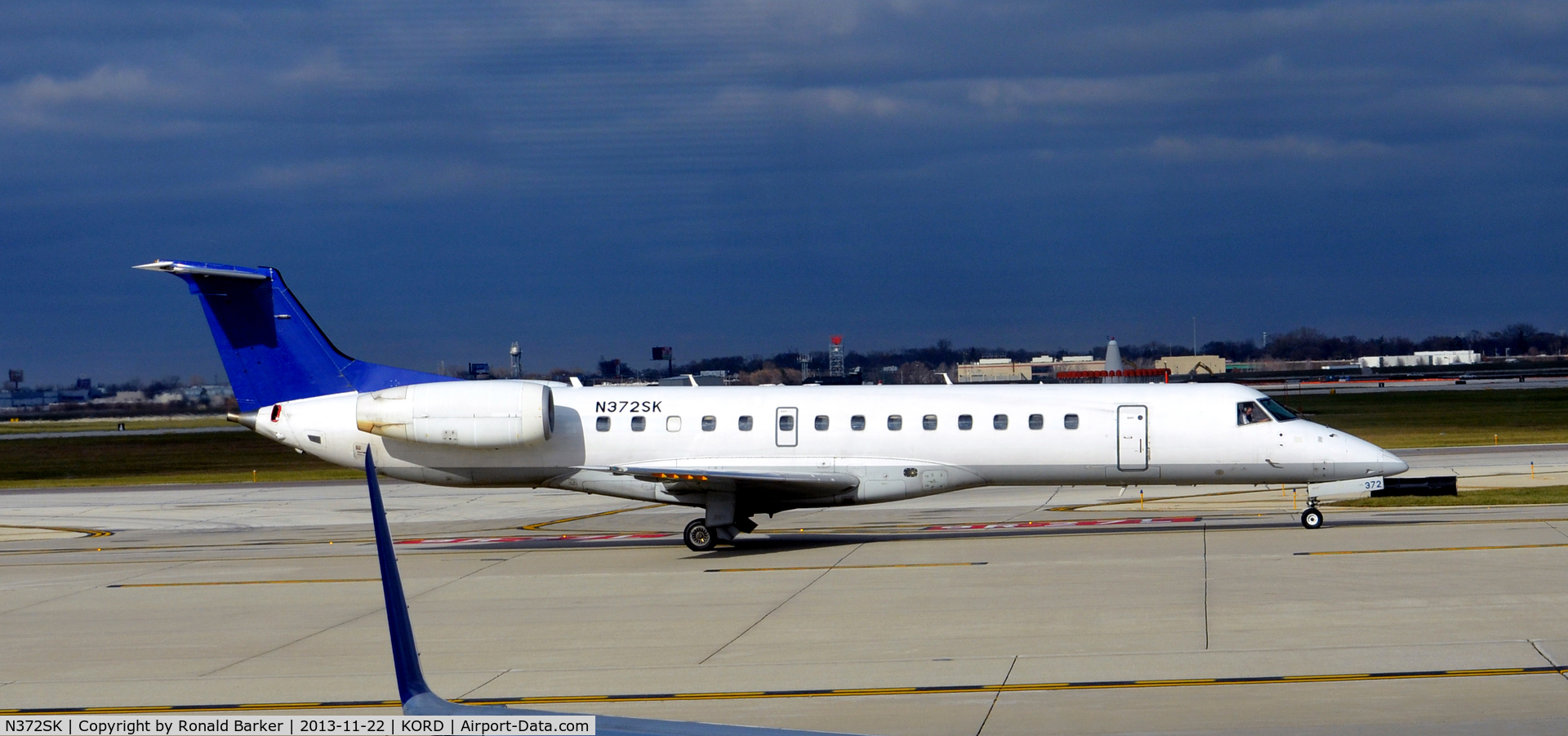 N372SK, 2001 Embraer ERJ-140LR (EMB-135KL) C/N 145538, Taxi ORD
