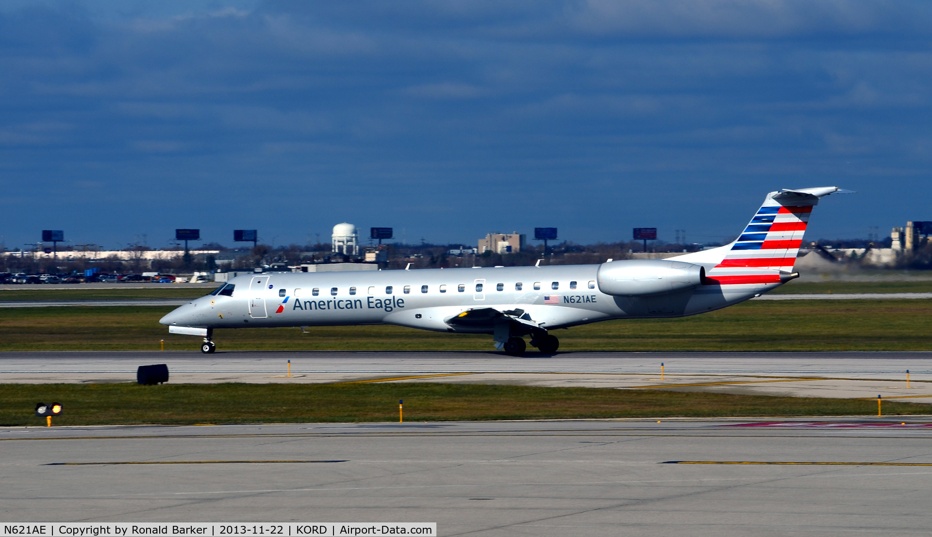 N621AE, 1999 Embraer ERJ-145LR (EMB-145LR) C/N 145105, Landing ORD