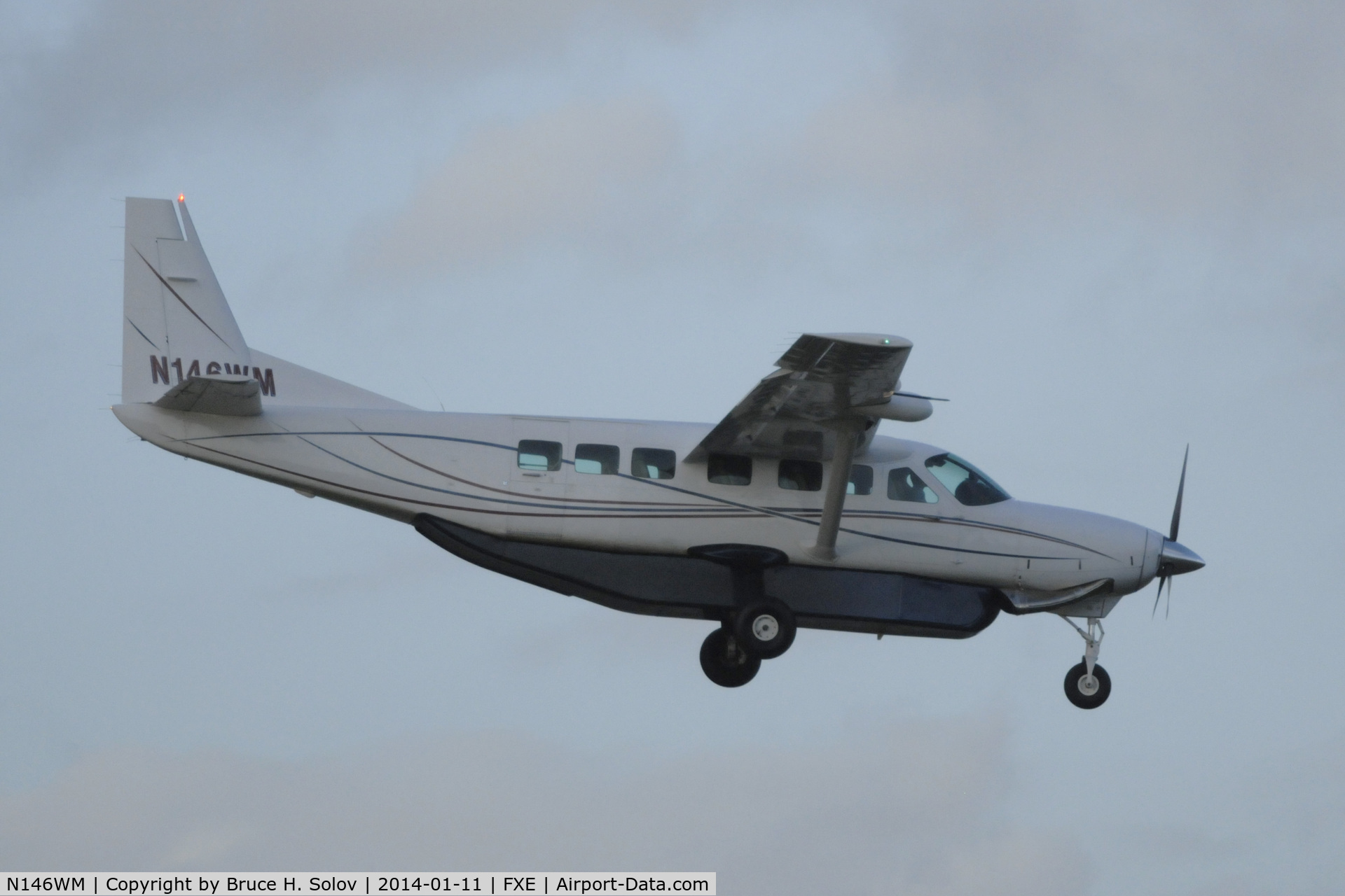 N146WM, 2000 Cessna 208B  Grand Caravan C/N 208B0813, Landing at FXE