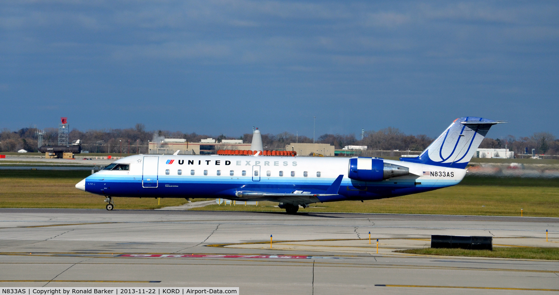 N833AS, 1998 Bombardier CRJ-200ER (CL-600-2B19) C/N 7246, Landing ORD