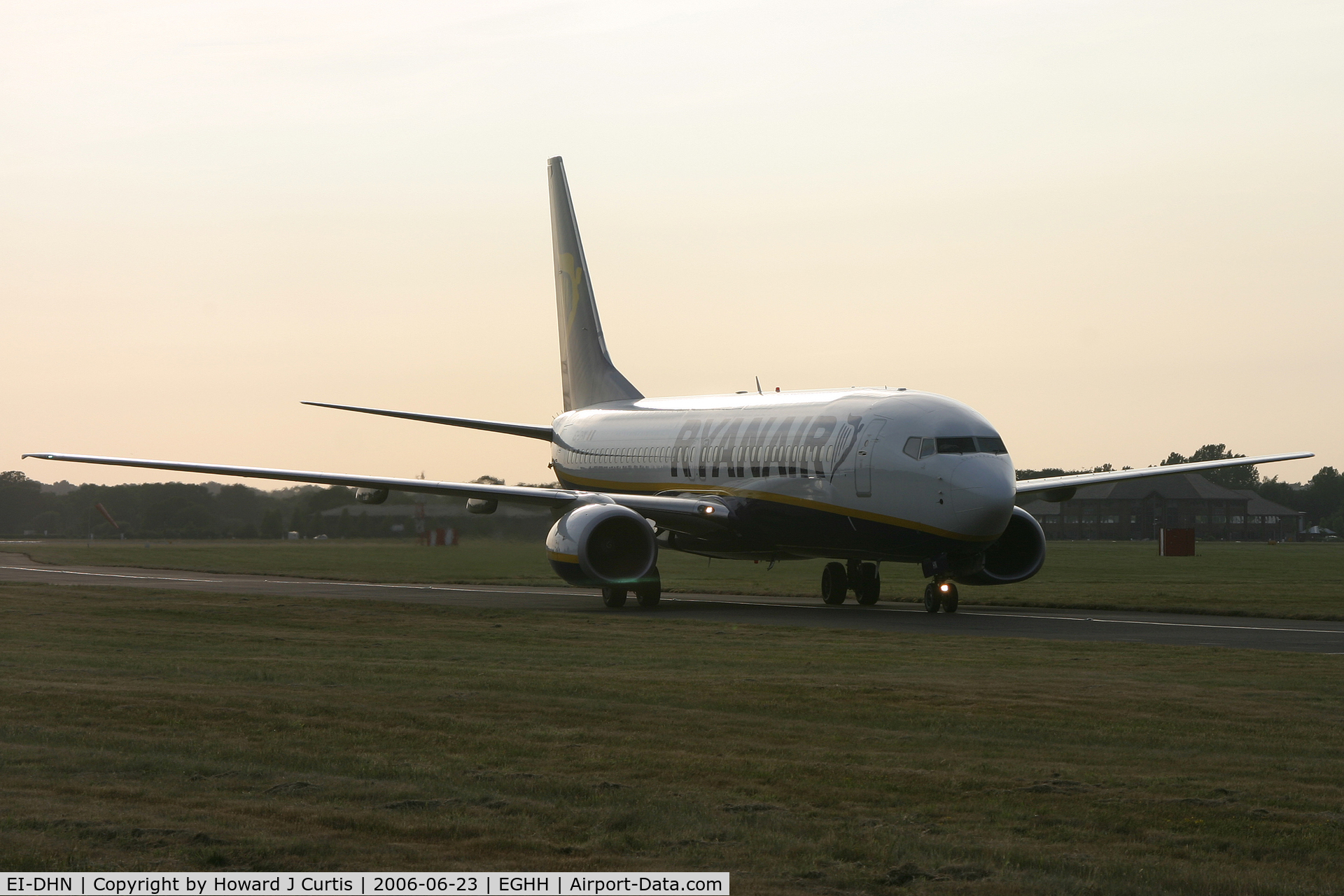 EI-DHN, 2005 Boeing 737-8AS C/N 33577, Ryanair, taxiing in at 19:38 local.
