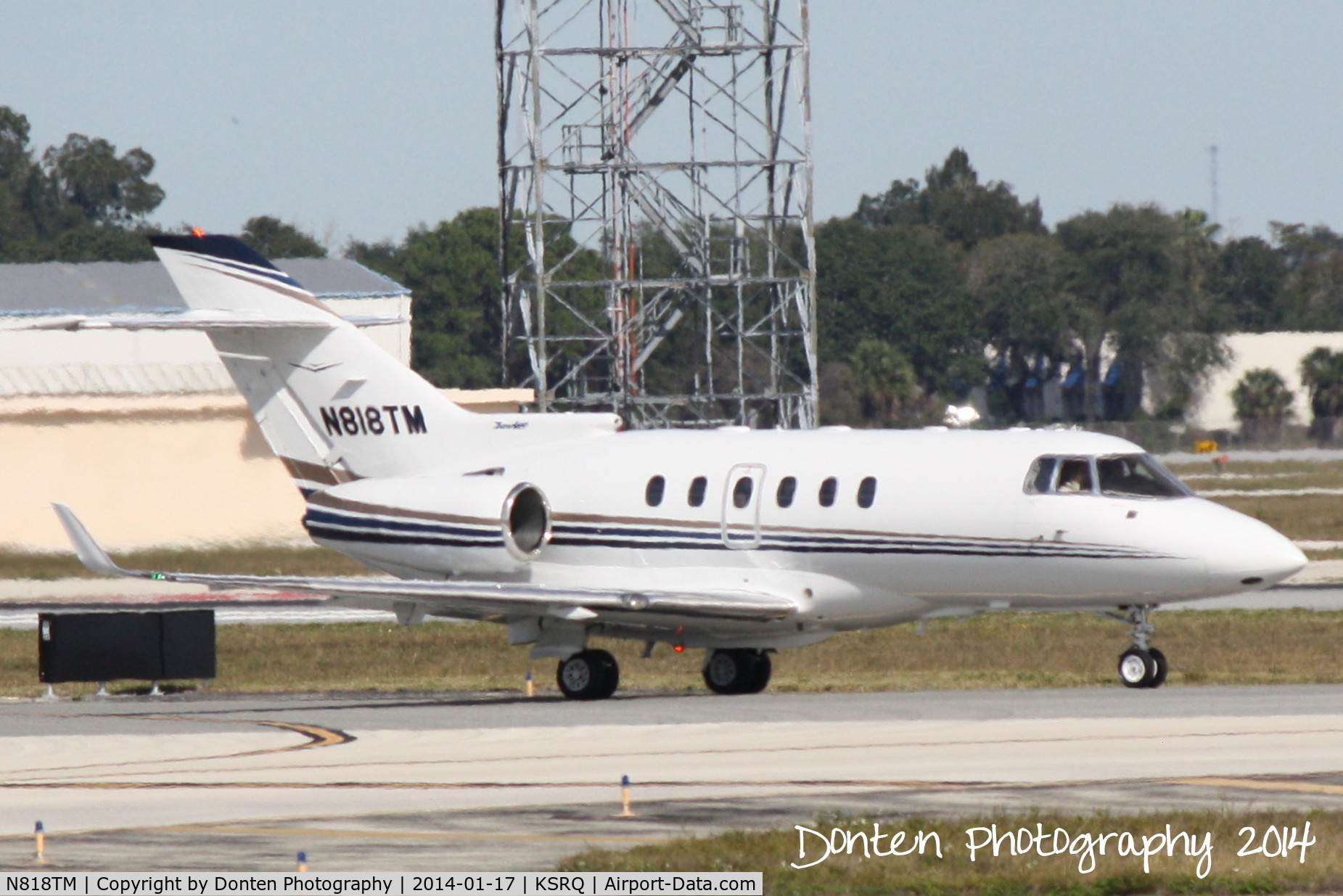 N818TM, 2000 Raytheon Hawker 800XP C/N 258463, Trailblazer Flight 818 (N818TM) taxis at Sarasota-Bradenton International AIrport