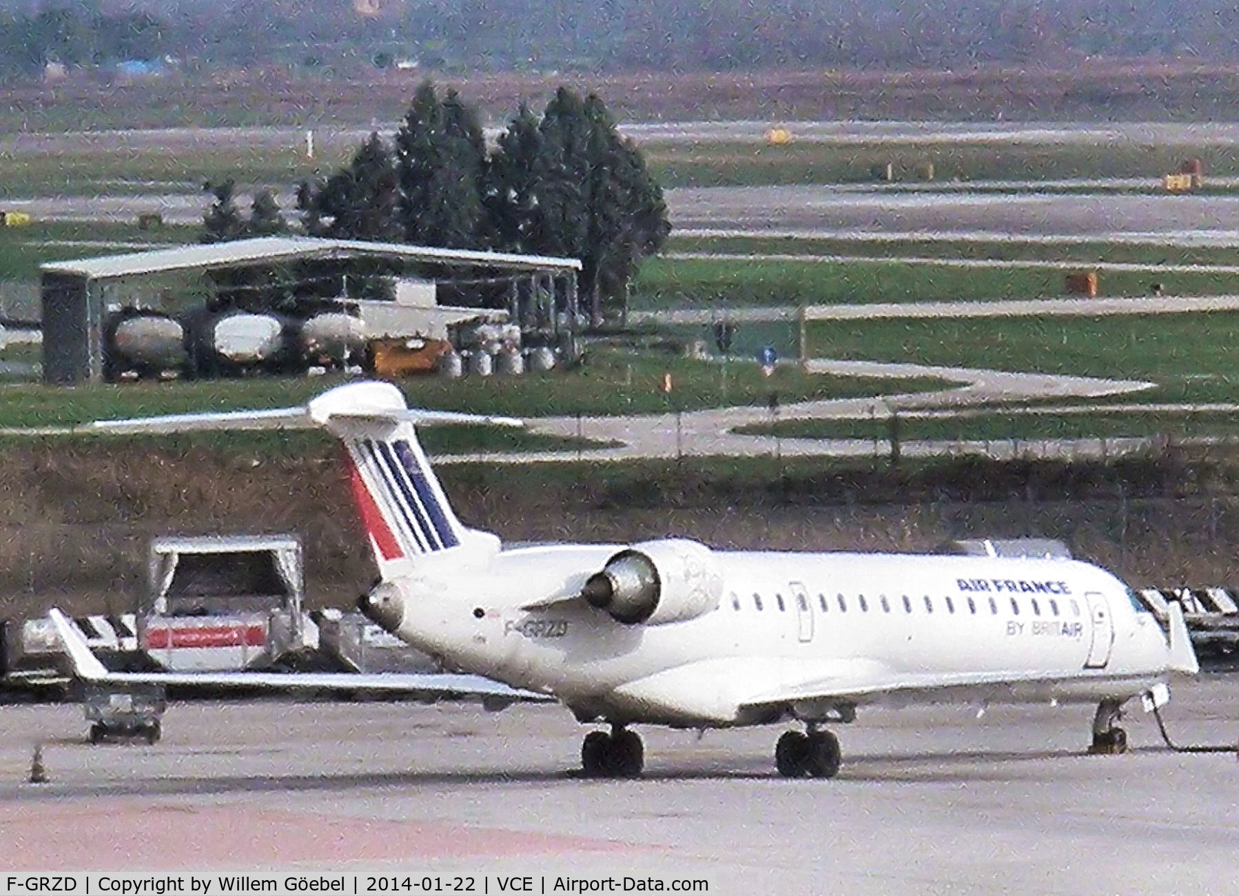 F-GRZD, 2001 Canadair CRJ-702 (CL-600-2C10) Regional Jet C/N 10016, Parking on the platform of Marco Polo Airport