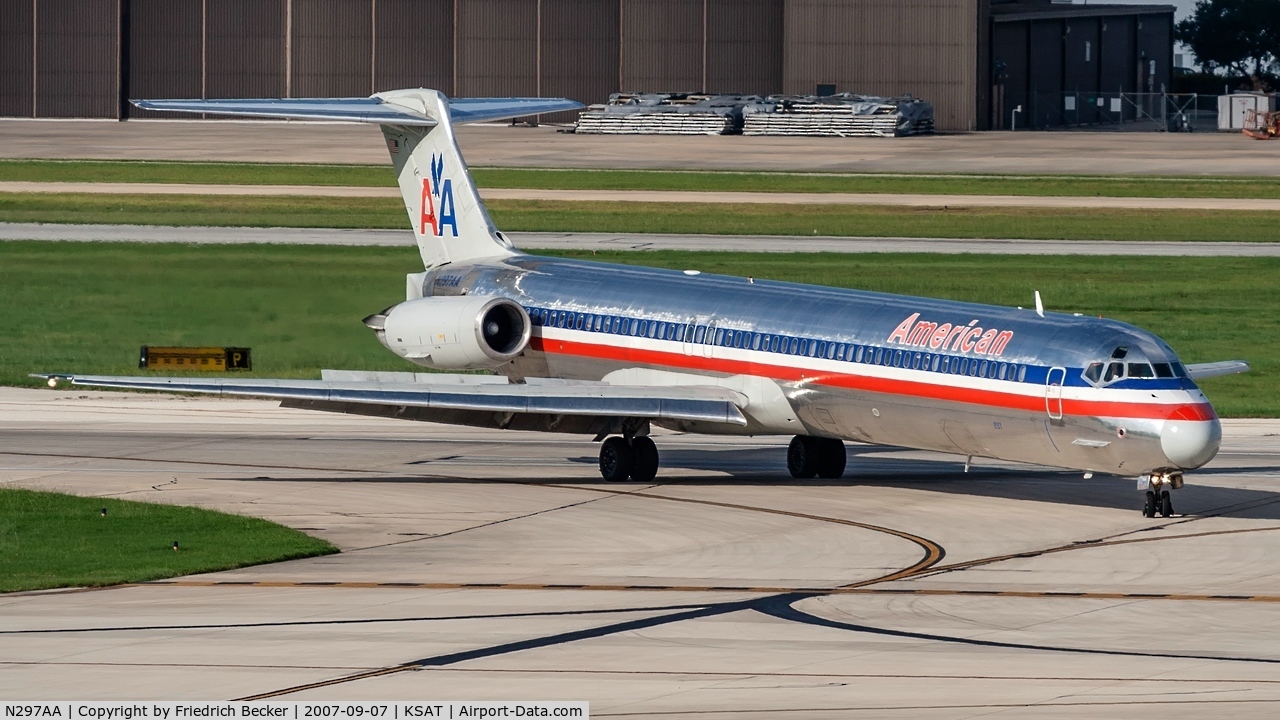 N297AA, 1985 McDonnell Douglas MD-82 (DC-9-82) C/N 49309, taxying to the gate