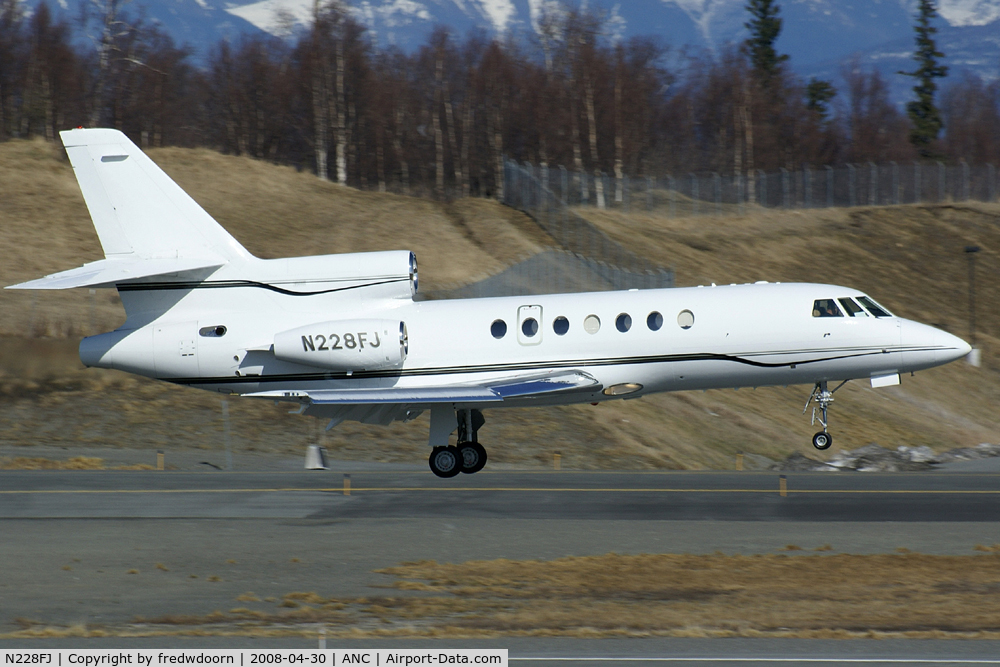 N228FJ, 1992 Dassault Mystere Falcon 50 C/N 228, About to touch down