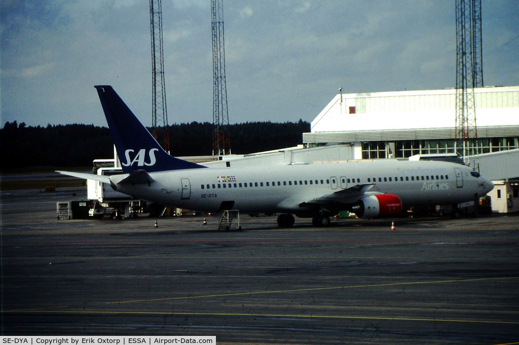 SE-DYA, 2000 Boeing 737-883 C/N 28323, SE-DYA at the ARN domestic terminal