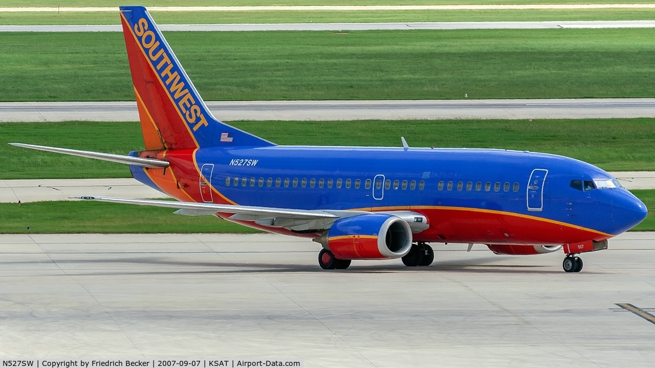 N527SW, 1992 Boeing 737-5H4 C/N 26569, taxying to the gate