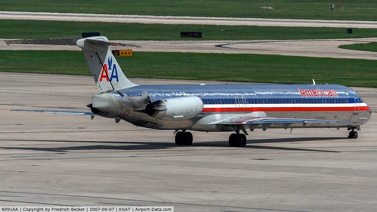 N591AA, 1991 McDonnell Douglas MD-83 (DC-9-83) C/N 53254, taxying to the active
