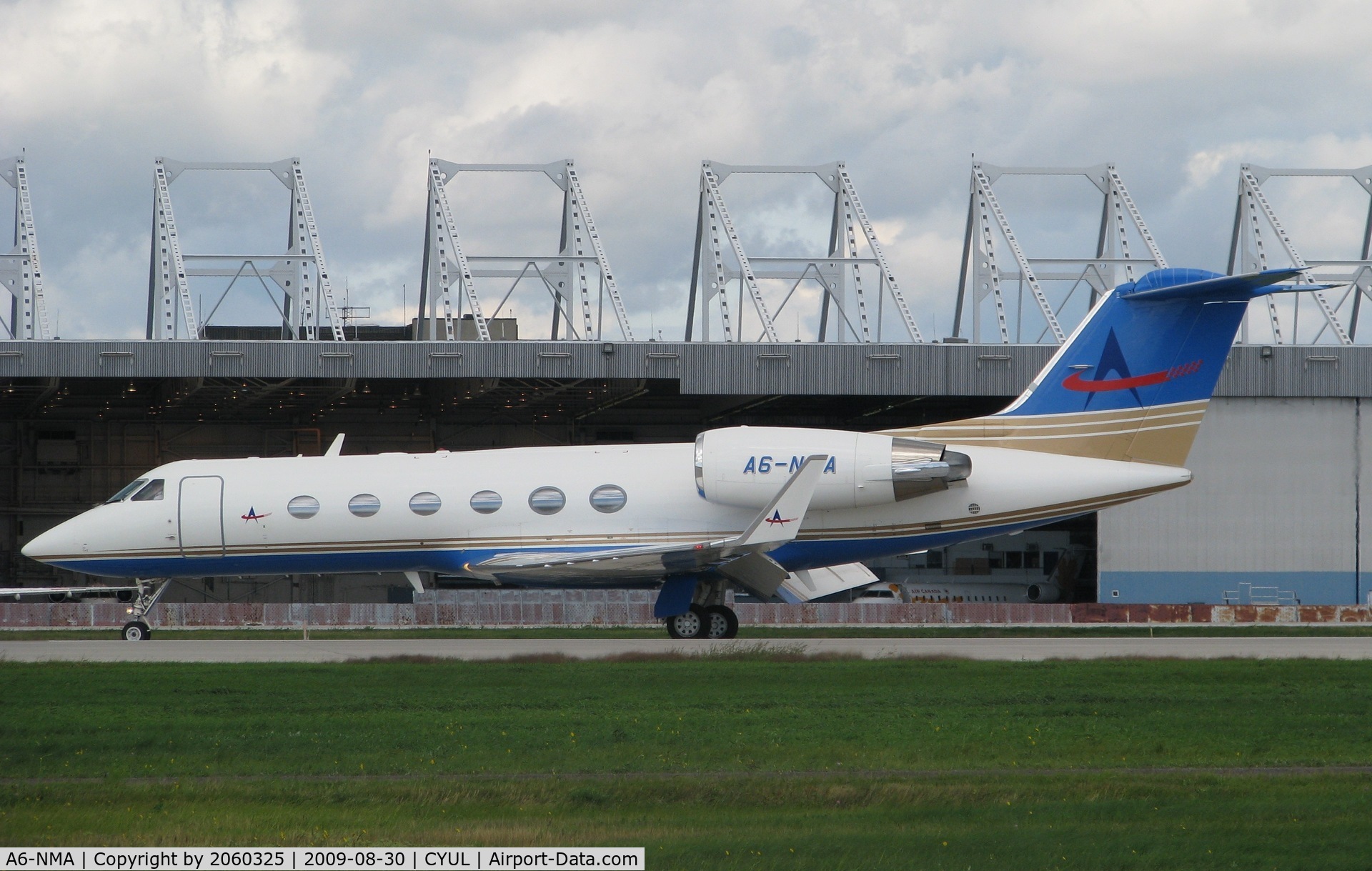A6-NMA, 1999 Gulfstream Aerospace Gulfstream IV C/N 1381, Arrival at YUL on runway 24L.