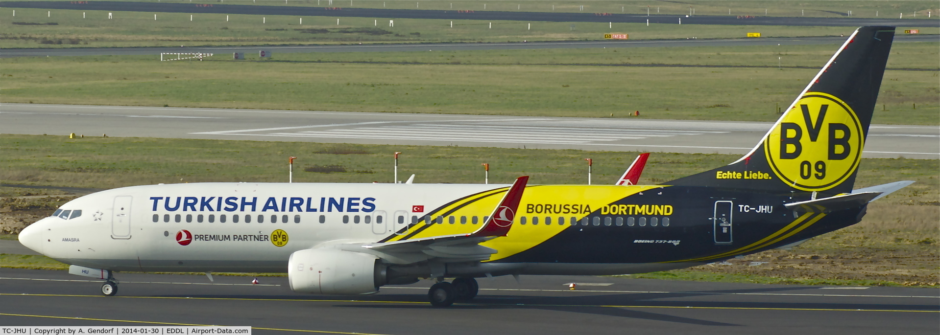 TC-JHU, 2013 Boeing 737-8F2 C/N 42002, Turkish Airlines (Borussia Dortmund cs.), is taxiing to the gate at Düsseldorf Int'l(EDDL)
