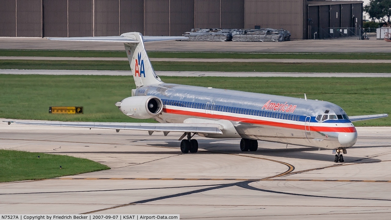 N7527A, 1990 McDonnell Douglas MD-82 (DC-9-82) C/N 49919, taxying to the gate