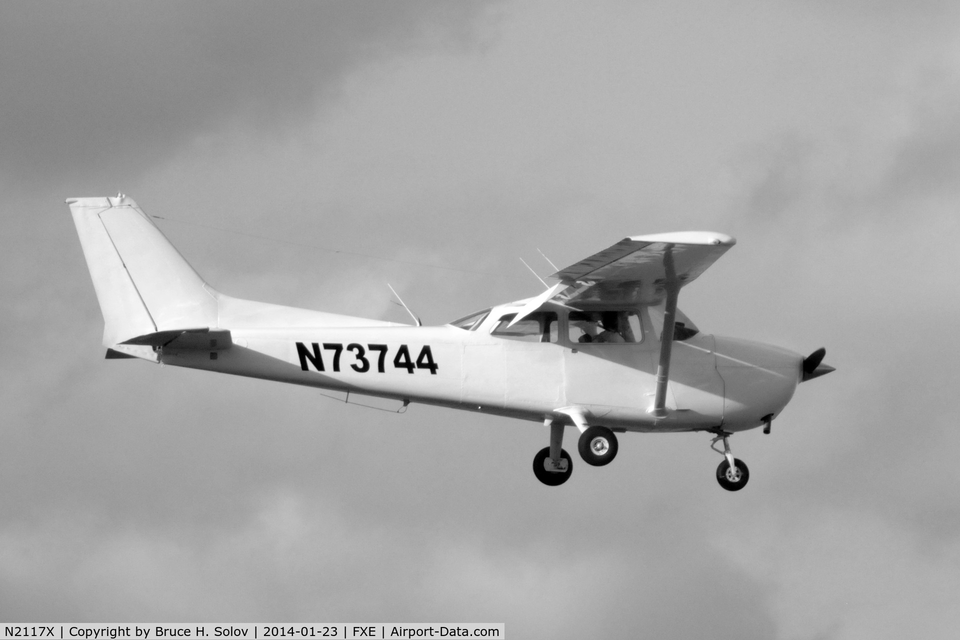 N2117X, 2006 Cessna 172S C/N 172S10423, On final approach to runway 8