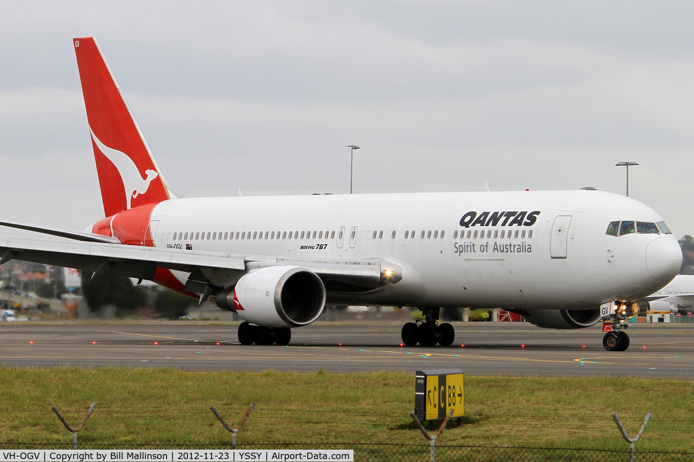 VH-OGV, 2000 Boeing 767-338 C/N 30186, TAXI FROM 34R