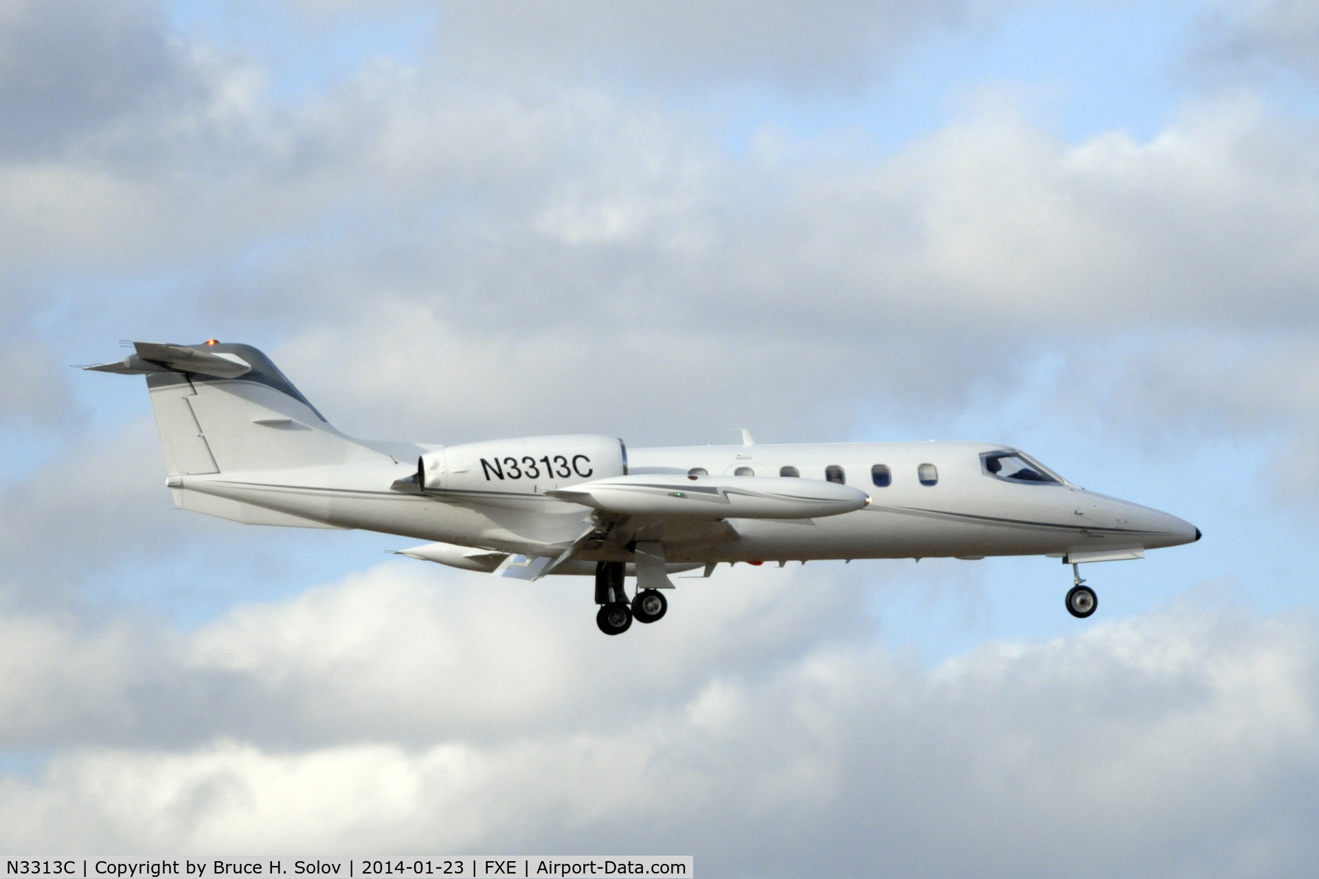 N3313C, Gates Learjet 35A C/N 297, Landing at FXE