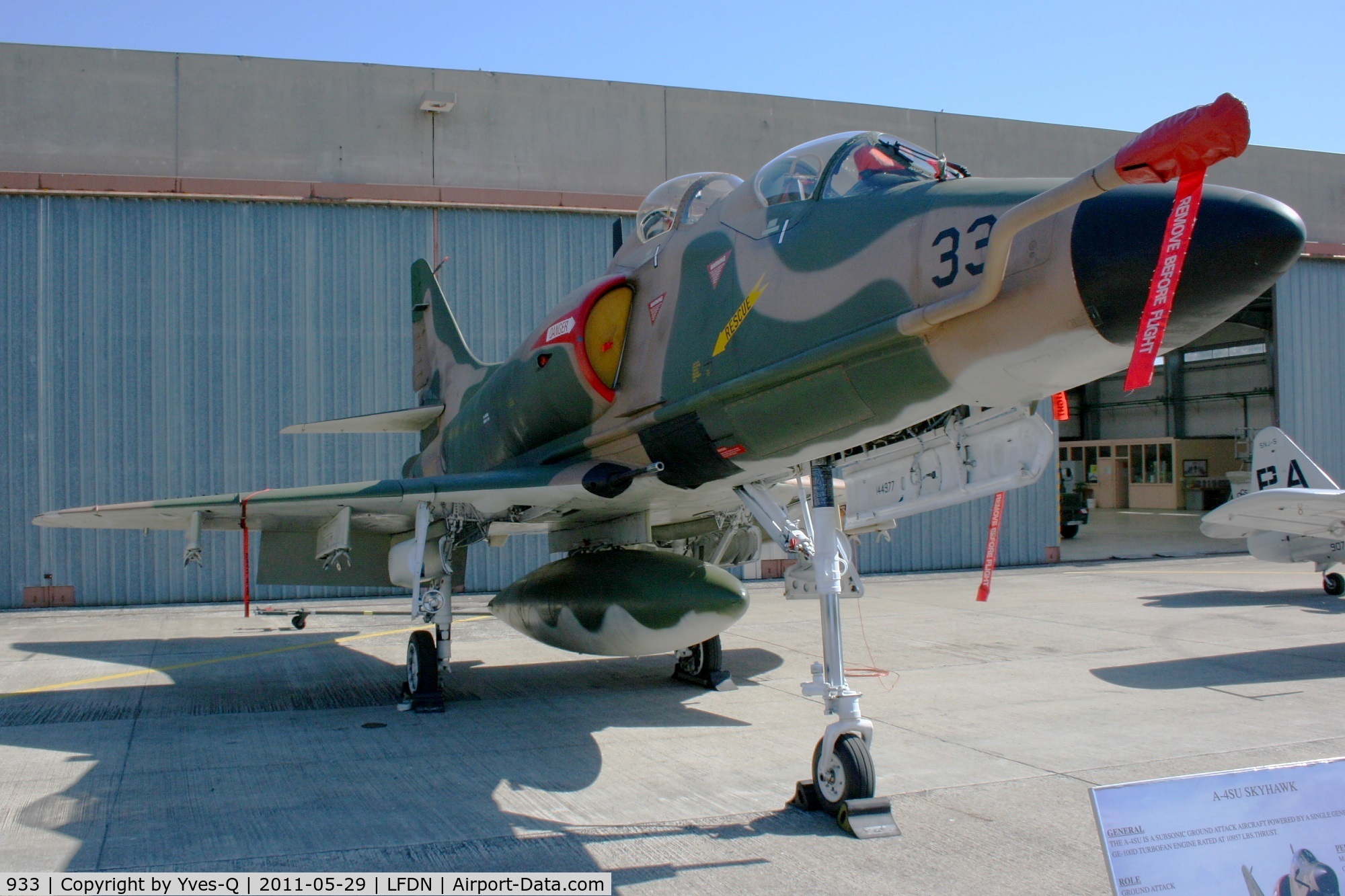 933, Douglas TA-4SU Skyhawk C/N 12223, Singapore Air Force TA-4SU Skyhawk, Static display, Rochefort-St Agnant AB 721 (LFDN-RCO) Open day 2011