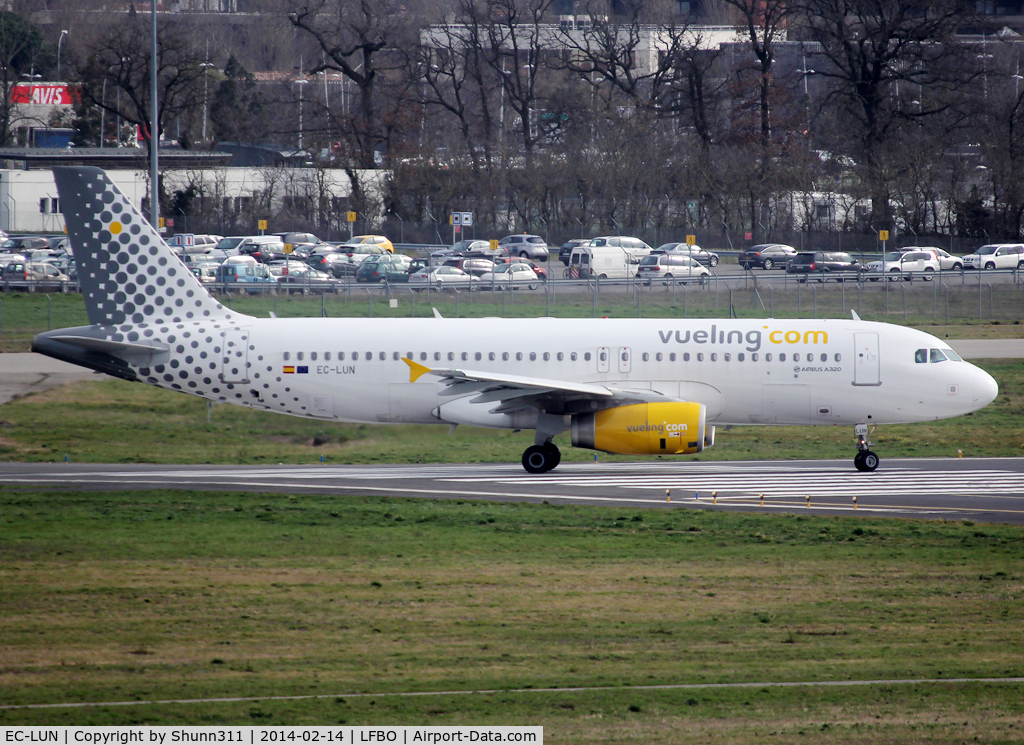 EC-LUN, 2013 Airbus A320-232 C/N 5479, Lining up rwy 14L for departure