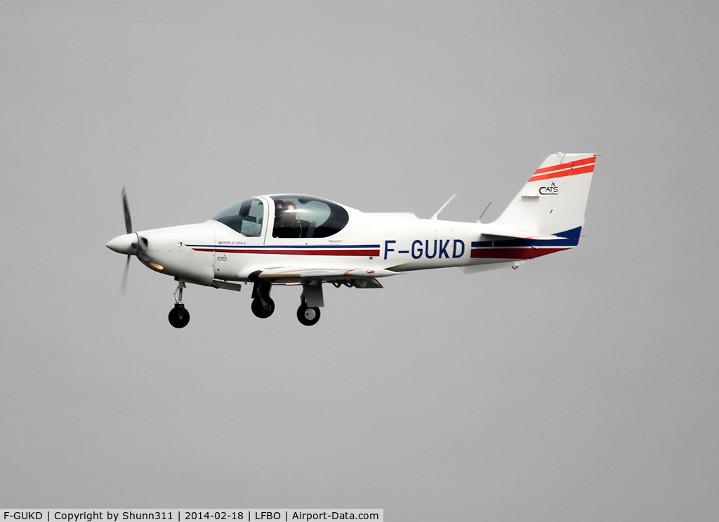 F-GUKD, 2007 Grob G-120A-F C/N 85038, Landing rwy 32R...