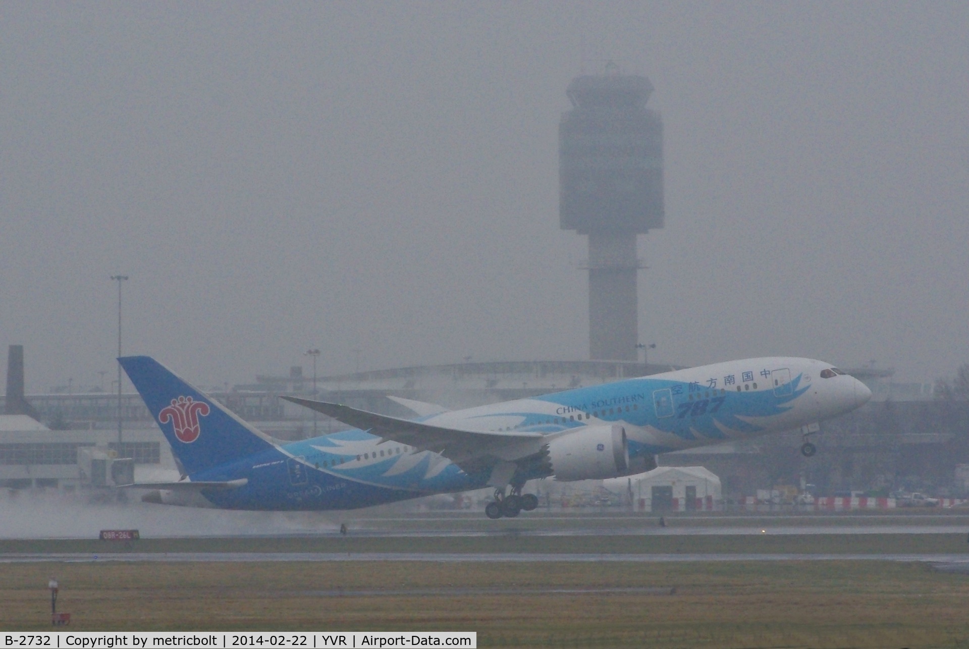 B-2732, 2013 Boeing 787-8 Dreamliner C/N 34926, Rainy day departure to Guangzhou