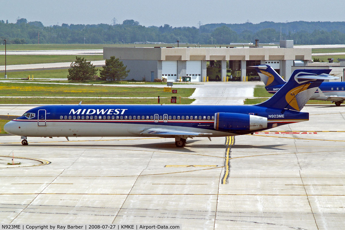 N923ME, 2005 Boeing 717-2BL C/N 55185, Boeing 717-2BL [55185] (Midwest Airlines) Milwaukee~N 27/07/2008