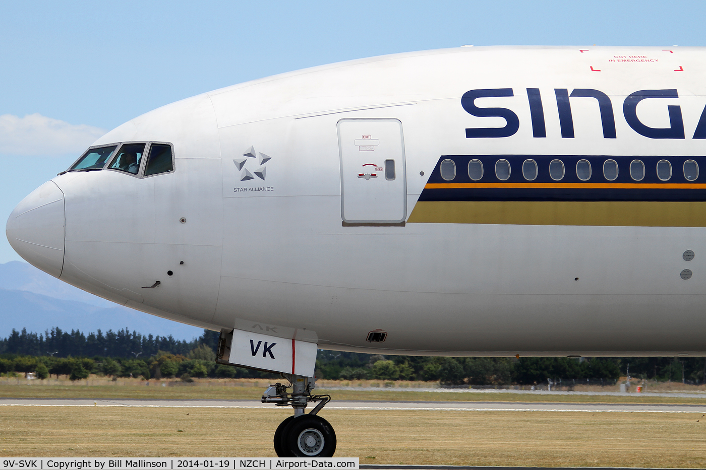 9V-SVK, 2002 Boeing 777-212/ER C/N 28520, SQ298 taxiing to 02
